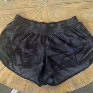 lululemon 2.5 shorts (camo)